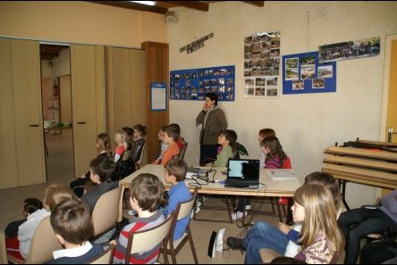 7/14 - LES CASSES - CP et CE1 attentifs à la vidéo de l'ANATEEP.