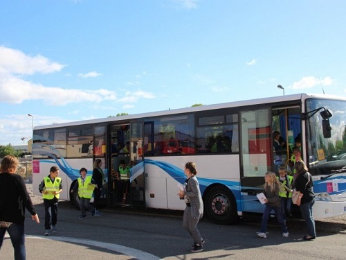 Evacuation d'un bus avec les recommandations d'usage.