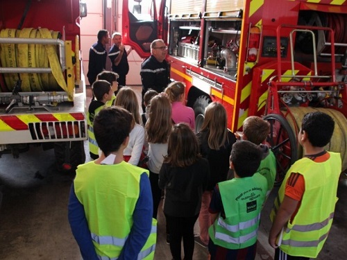 Présentation des véhicules de secours et d'incendie.